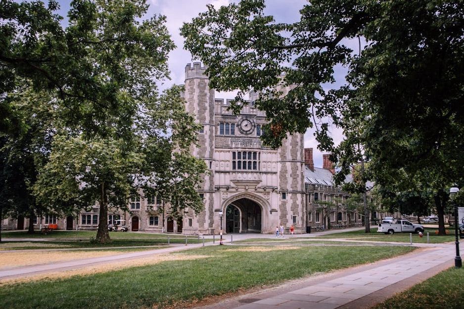 Edificio moderno e luminoso di un'università, simbolo di conoscenza e crescita